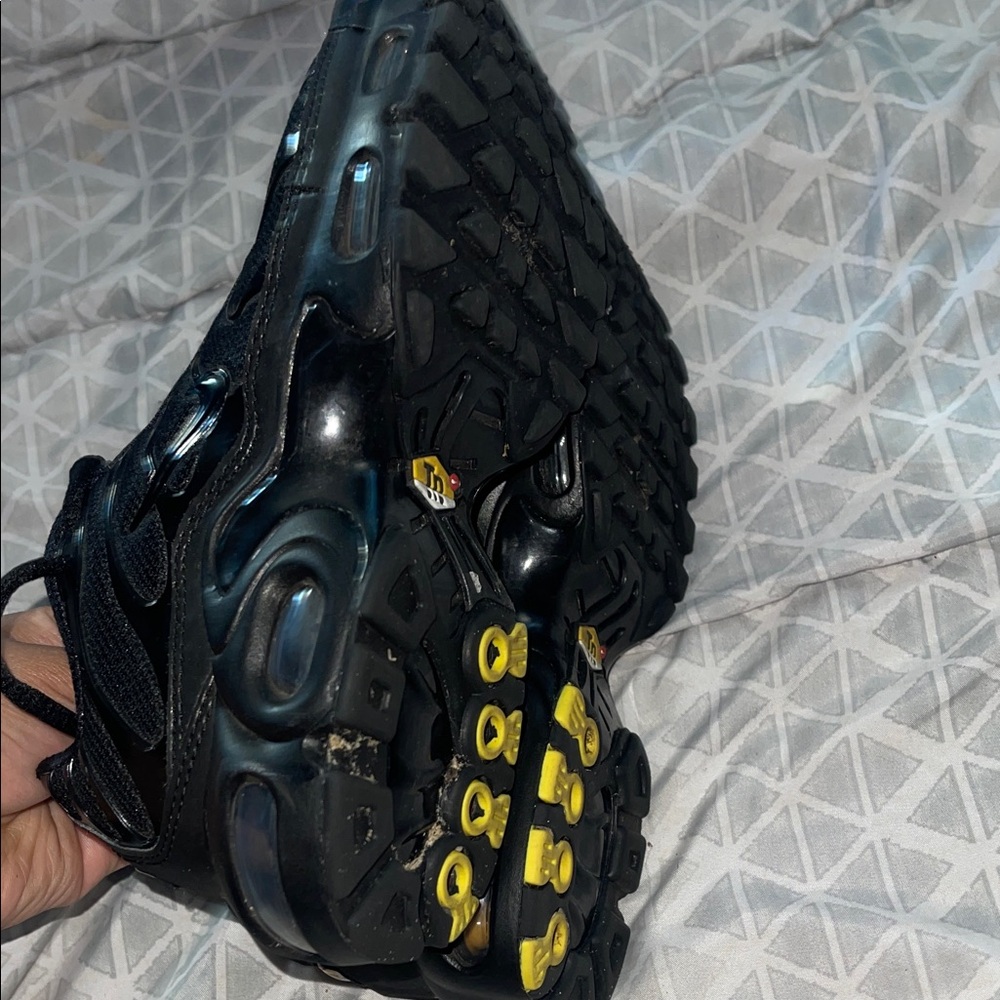 Sleek Black Sports Sneakers - Picture 4 of 6